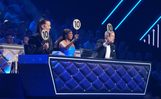 Jorge González, Motsi Mabuse und Joachim Llambi zeigen die Wertung 10 im Finale von „Let’s Dance“.