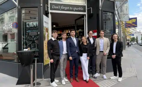 CIRCL-Team mit Aleksander Savic vor dem Wiedner Wein Eck in Wien-Wieden bei der Präsentation der neuen Event-App und Lokaleröffnung.