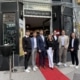 CIRCL-Team mit Aleksander Savic vor dem Wiedner Wein Eck in Wien-Wieden bei der Präsentation der neuen Event-App und Lokaleröffnung.