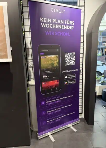 Aufsteller der CIRCL-App im Wiedner Wein Eck mit Informationen zur neuen Event- und Community-Plattform.