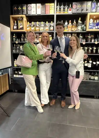 Aleksander Savic mit Gästen bei der Eröffnung des Wiedner Wein Ecks in Wien-Wieden.
