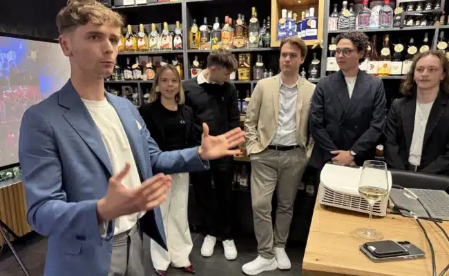 Marco Gayer bei seiner Ansprache zur CIRCL-App im Wiedner Wein Eck in Wien-Wieden.