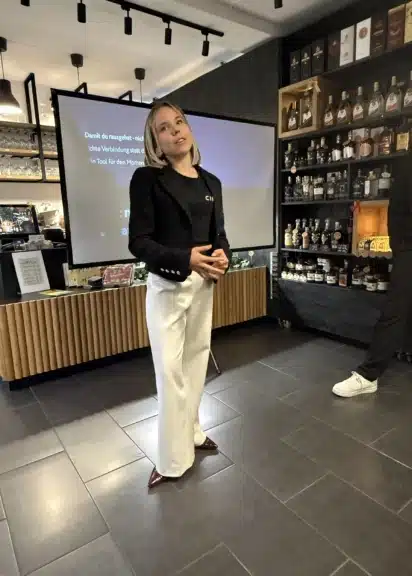Anna Fabrizy bei der Präsentation der CIRCL-App im Wiedner Wein Eck in Wien-Wieden.