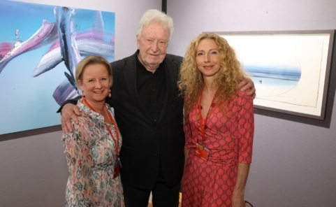 Eduard Angeli mit Claudia Kovacek-Longin und Sophie Zetter-Schwaiger bei der Art Austria 2026