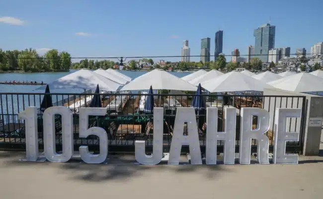 105 Jahre Strandcafé mit Blick auf die Donau-City Jubiläumsschild 105 Jahre Strandcafé mit Skyline der Donau-City in Wien