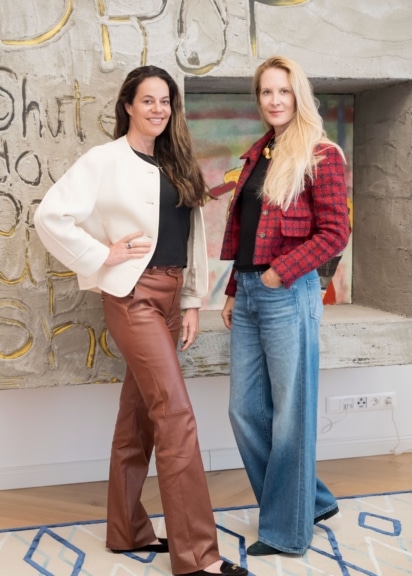 Eva Dichand und Patricia Mayr-Melnhof vor Kunstwerk bei Präsentation des Magazins Crack-a-Jack
