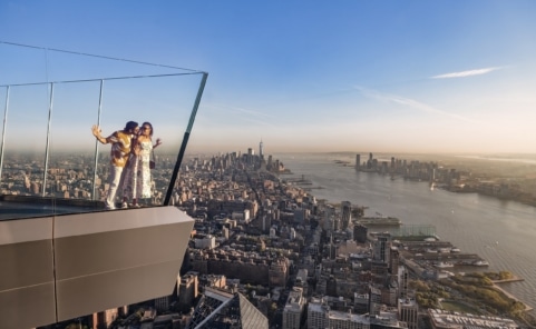 Besucher auf der Aussichtsplattform Edge NYC mit Blick über Manhattan und den Hudson River