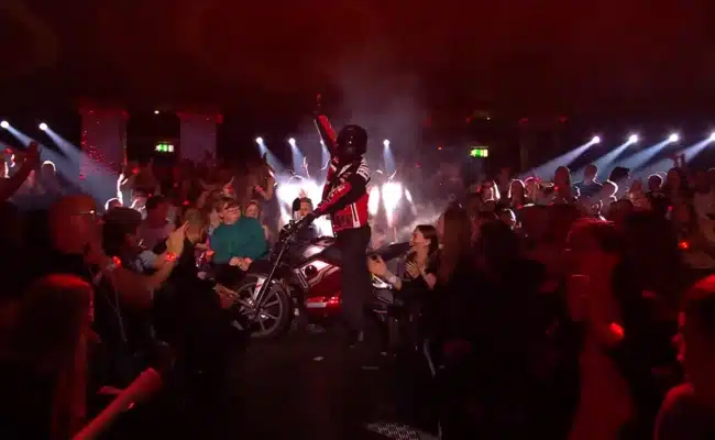 FAB FOX taucht mit Motorrad plötzlich im Publikum auf