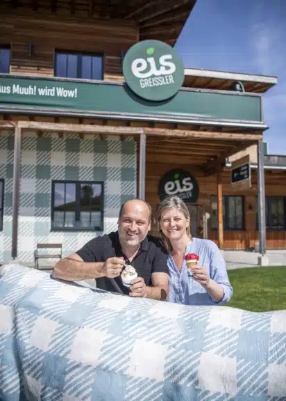 Andrea und Georg Blochberger vor der Eis-Greissler Erlebniswelt in Krumbach