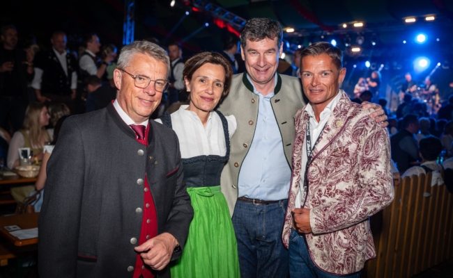 Gauder Fest Eröffnung 2026 Veranstalter Robert Pramstrahler (BM Zell am Ziller), Eva Lechner (GF Zillertal Bier), Martin Lechner (GF Zillertal Bier), Ferdinand Lechner (Obmann TVB Zell-Gerlos, Zillertal Arena)