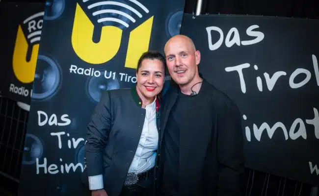 Tina Rieser-Winkler, Geschäftsführerin von Radio U1 Tirol, mit Stargast Oli P beim Gauder Fest Auftakt 2026