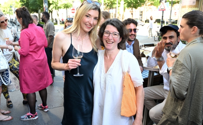 Gäste bei der Premiere der „Daytime Society“ Zwei Gäste bei der „Daytime Society“ im „Kleinod am Ring“.
