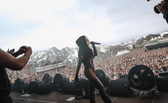 Christina Aguilera singt vor tausenden Fans beim Top of the Mountain Closing Concert in Ischgl