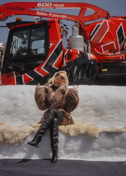 Christina Aguilera posiert vor PistenBully beim Top of the Mountain Closing Concert in Ischgl