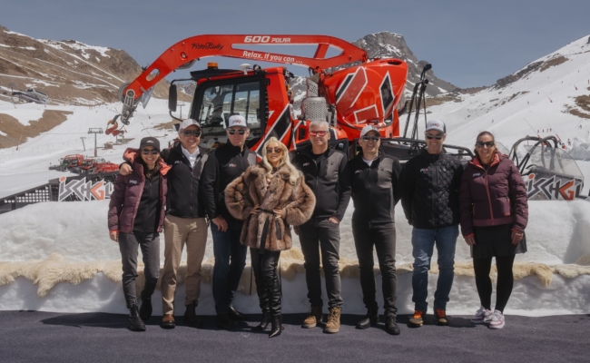 Christina Aguilera posiert gemeinsam mit Vertretern des TVB Paznaun – Ischgl und der Silvrettaseilbahn AG beim Top of the Mountain Closing Concert in Ischgl.