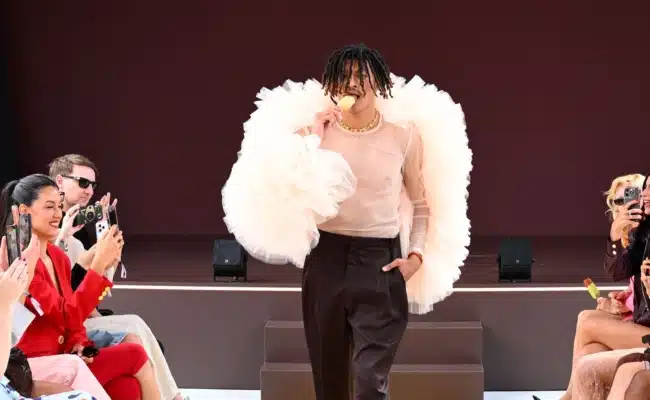 Henry Samuel bei der Magnum Fashion Show in Cannes im Look von Danny Reinke
