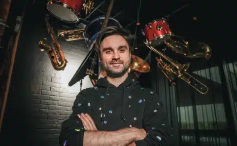 Dr. Pop alias Markus Henrik bei einem Pressefoto zu seiner Musik-Comedy-Show „Hitverdächtig!“