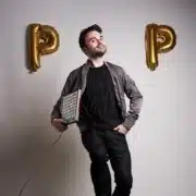 Markus Henrik alias Dr. Pop präsentiert seine Musik-Comedy-Show „Hitverdächtig!“,