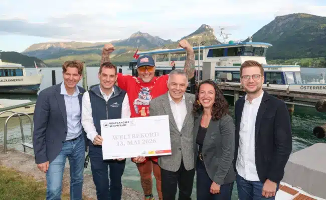 Gruppenfoto der Veranstalter und Unterstützer rund um Extremkraftsportler Franz Müllner nach dem Weltrekordversuch am Wolfgangsee
