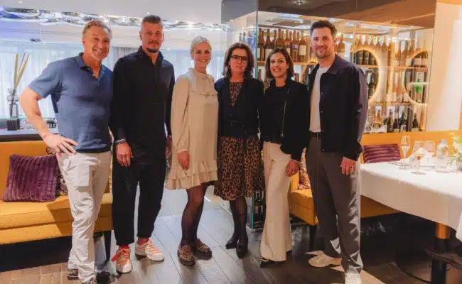 Lifestylehotel nōa Schladming feiert Eröffnung mit Ex-Skifahrer Hans Knauß, Ex-Tormann von Red Bull Salzburg Alexander Walke, Gastgeberinnen Stephanie Walcher und Margreth Danklmaier, Unternehmerin Katharina Schneider und Schauspieler Ferdinand Seehofer.