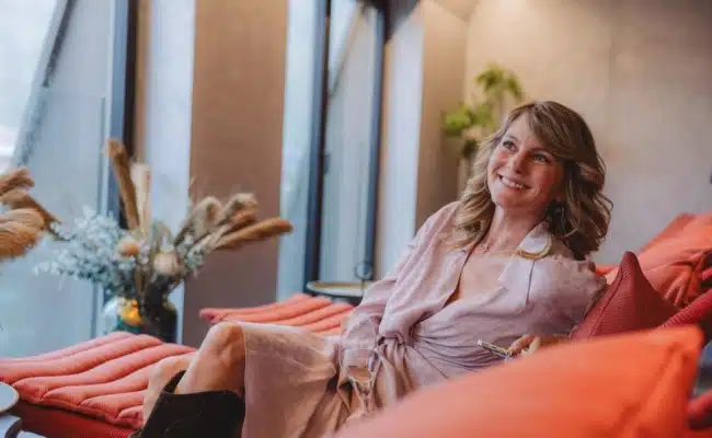 Schauspielerin Luise Bähr entdeckt das neue Lifestylehotel noa Schladming