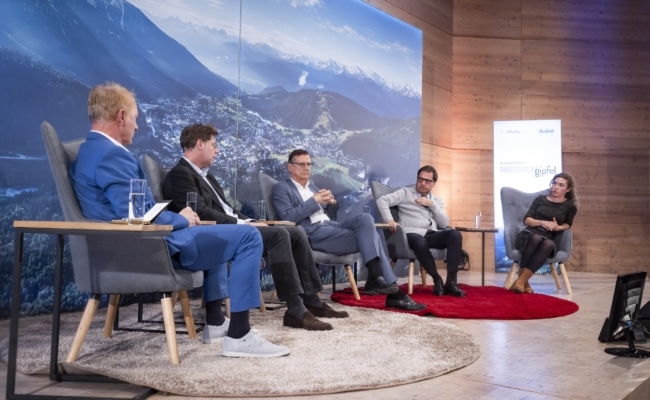 Maria Scholl, Rainer Nowak, Gerhard Valeskini, Alexander Mitteräcker und Hans Mahr diskutieren beim Europäischen Mediengipfel in Seefeld