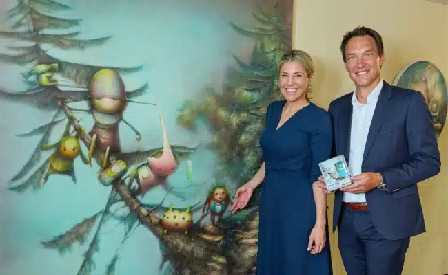 PEZ-Marketingchefin Ursula Polymeropulos und Managing Director Bernhard Rehrl vor einem Werk von JF Krichbaum