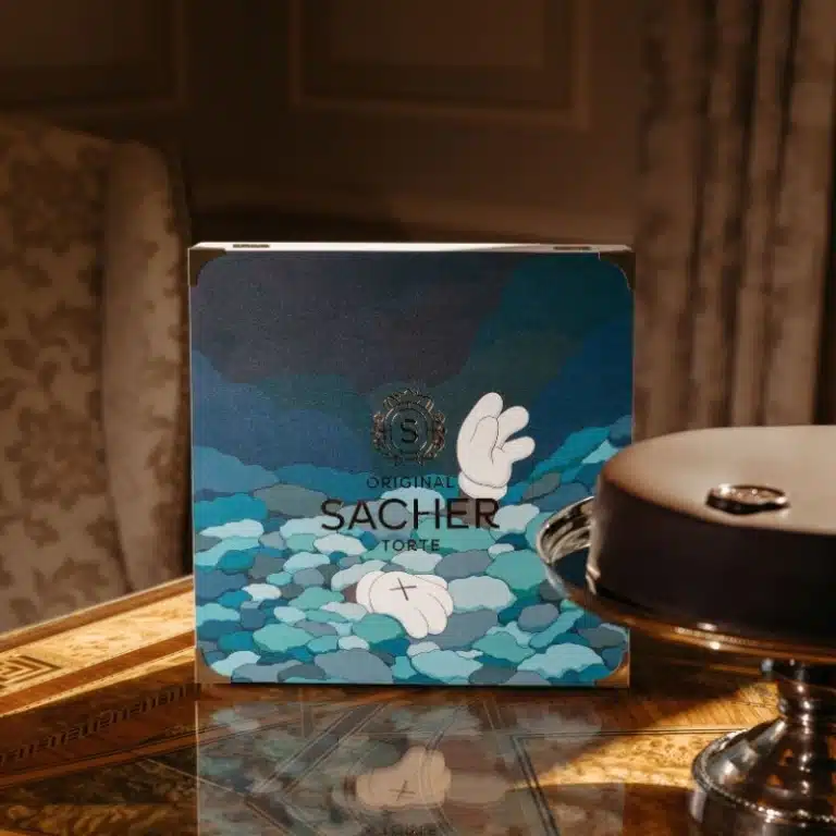 Original Sacher-Torte in limitierter KAWS-Holzkiste im Hotel Sacher Wien