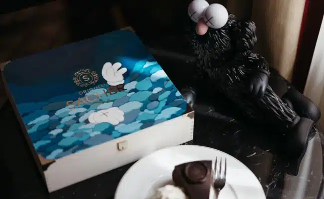 Limitierte Sacher Artists’ Collection mit KAWS-Design und Companion-Figur im Hotel Sacher