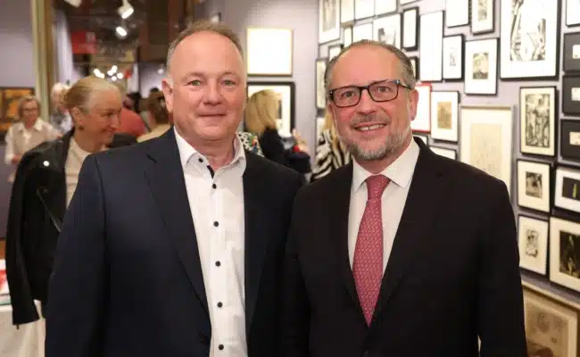Wolfgang Pelz und Alexander Schallenberg bei der Art Austria 2026 im Palais Auersperg