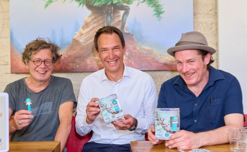 Franzobel, Bernhard Rehrl und Künstler JF Krichbaum präsentieren die erste PEZ Arts Edition in Wien