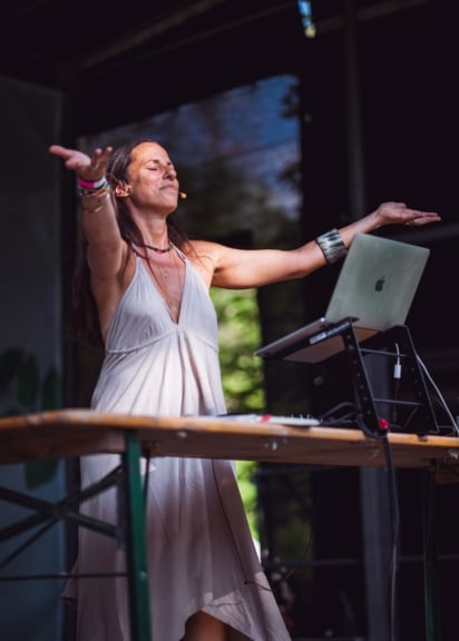 Yoga-Lehrerin Silvia Gattin beim Yoga Junkies Festival in Wien