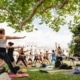 Teilnehmer beim Outdoor-Yoga im Park von Schloss Hetzendorf in Wien