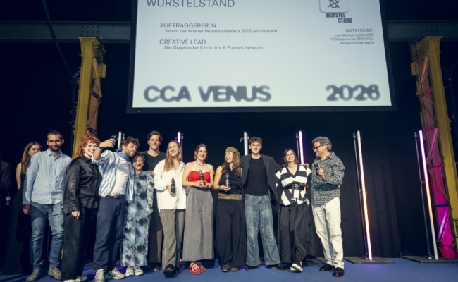 Auszeichnung für „Wahllokal Würstelstand“ CCA Venus Awards 2026 Team hinter der Kampagne „Wahllokal Würstelstand“ bei den CCA Venus Awards 2026 auf der Bühne