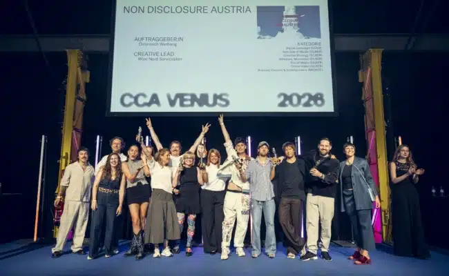 Gold für „Non Disclosure Austria“ Team von Wien Nord Serviceplan und Österreich Werbung bei den CCA Venus Awards 2026 auf der Bühne