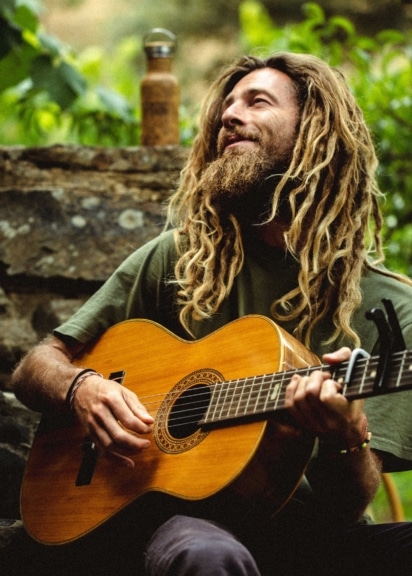 Musiker Sam Garrett mit Akustikgitarre