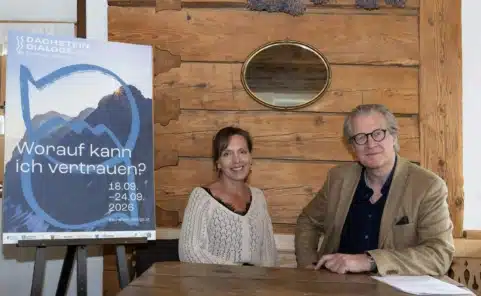 Regina Stocker und Philipp Blom präsentieren das Programm der Dachstein Dialoge 2026 unter dem Motto „Worauf kann ich vertrauen?“.