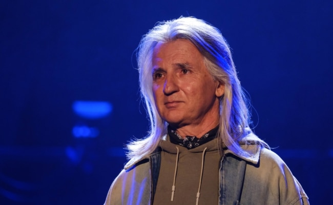 Braco richtet bei der Festwochen-Eröffnung seinen Blick schweigend auf das Publikum am Wiener Heldenplatz