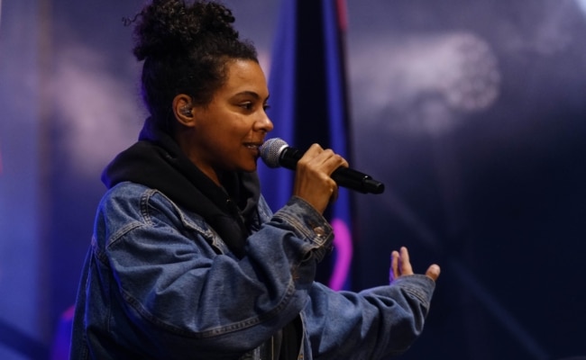 Rapperin Nenda tritt bei der Eröffnung der Wiener Festwochen auf einer Bühne am Wiener Heldenplatz auf