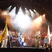 Künstlerinnen, Musiker und der Schmusechor stehen bei der Festwochen-Eröffnung gemeinsam auf der Bühne am Wiener Heldenplatz