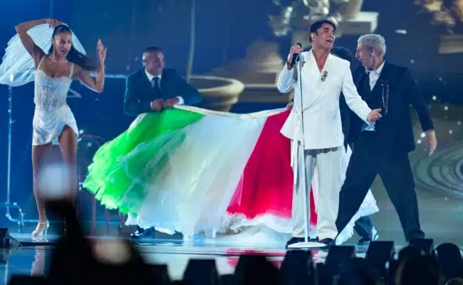 Sal Da Vinci beim Bühnenauftritt für Italien vor dem ESC-Finale 2026 in Wien
