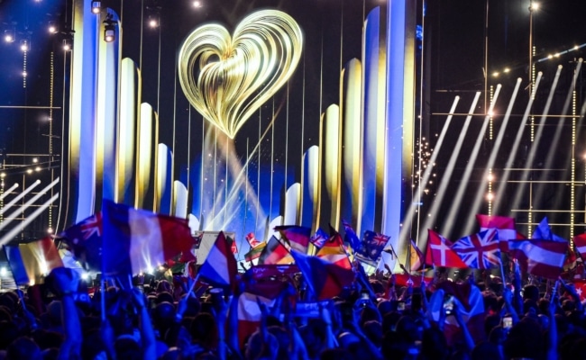 Zuschauer mit Länderflaggen vor der beleuchteten Bühne des Eurovision Song Contest 2026 in Wien