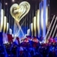 Zuschauer mit Länderflaggen vor der beleuchteten Bühne des Eurovision Song Contest 2026 in Wien