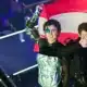 ESC-Starter Cosmo mit Österreich-Flagge und blauem Stern im Gesicht beim Finale des Eurovision Song Contest 2026 in Wien