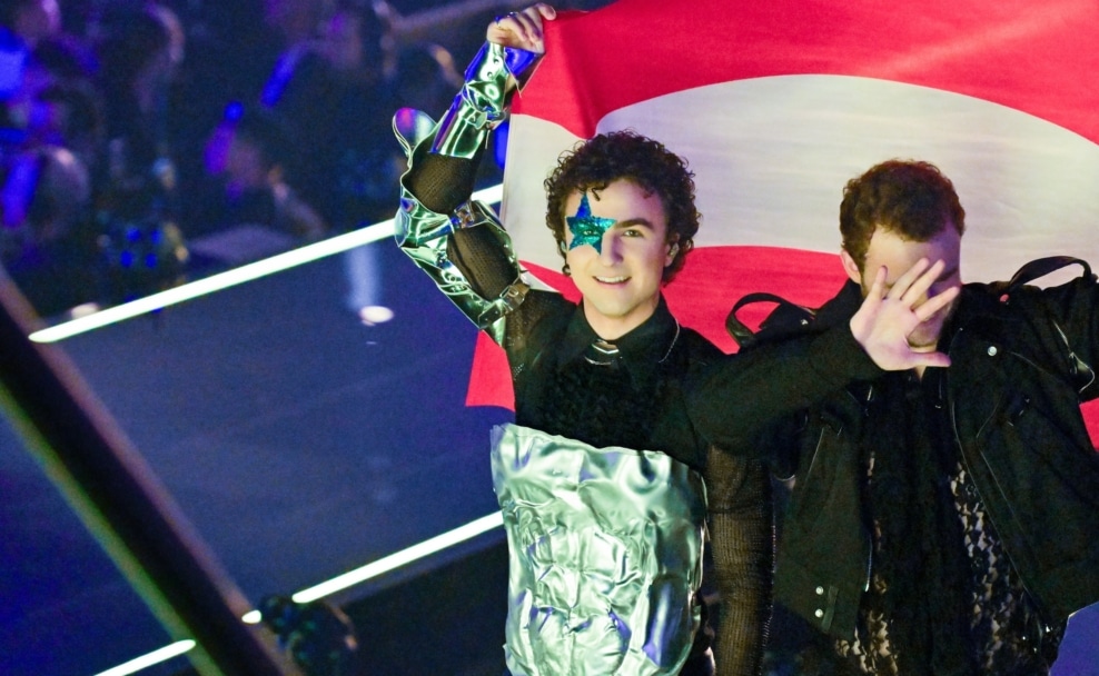 ESC-Starter Cosmo mit Österreich-Flagge und blauem Stern im Gesicht beim Finale des Eurovision Song Contest 2026 in Wien