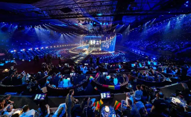 Blick über die Wiener Stadthalle während des Finales des Eurovision Song Contest 2026 mit Bühne, Publikum und Delegationen