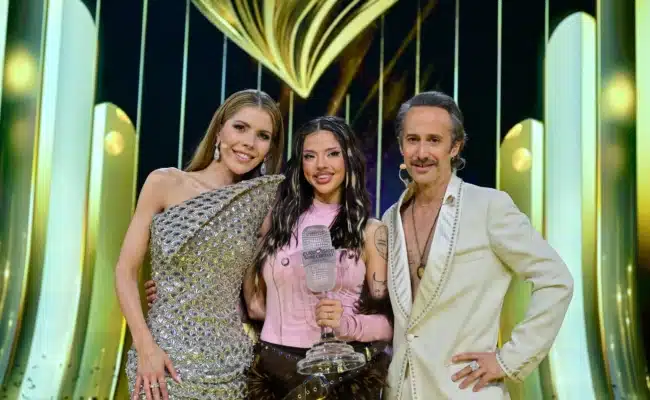 Siegerin Dara mit Moderatorin Victoria Swarovski und Moderator Michael Ostrowski nach dem Finale des Eurovision Song Contest 2026 in Wien