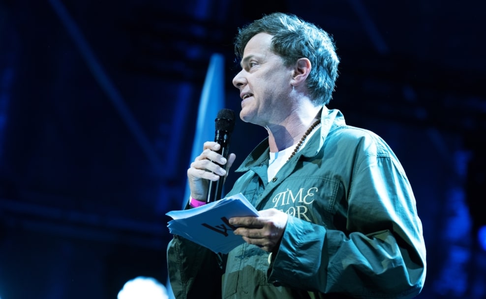 Festwochen-Intendant Milo Rau auf der Bühne bei der Eröffnung der Wiener Festwochen am Wiener Rathausplatz