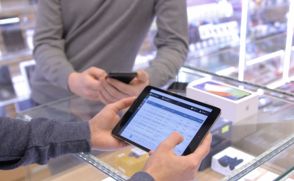 Digitale Bezahlung mit Tablet und Smartphone im Handel als Symbol für PayPal Buy now pay later Österreich