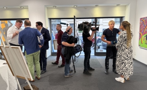 Journalistinnen und Journalisten bei einem Medientermin in Wien. Das Foto zeigt eine Interviewsituation mit Kamera- und Tonteam während in der Wiener Galerie Kaiblinger.